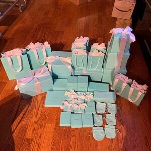 Tiffany & Co bags, boxes, pouches and BACKGROUND - parties, photo shoots & decor